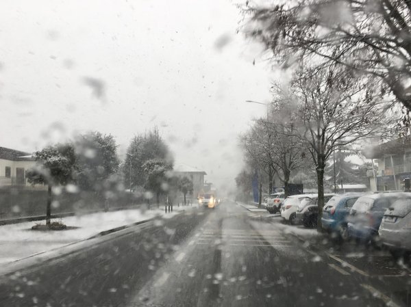 Comment les petites entreprises de meubles sur mesure peuvent-elles utiliser les médias sociaux pour montrer leur processus de fabrication artisanale ?